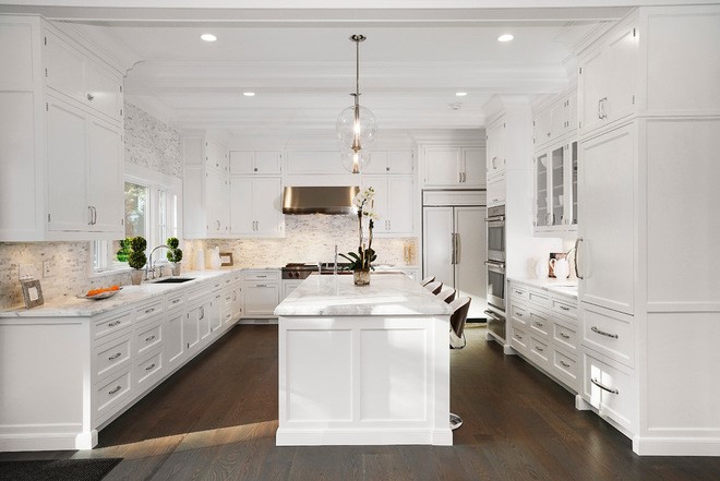 Open shelves under an upper cabinet